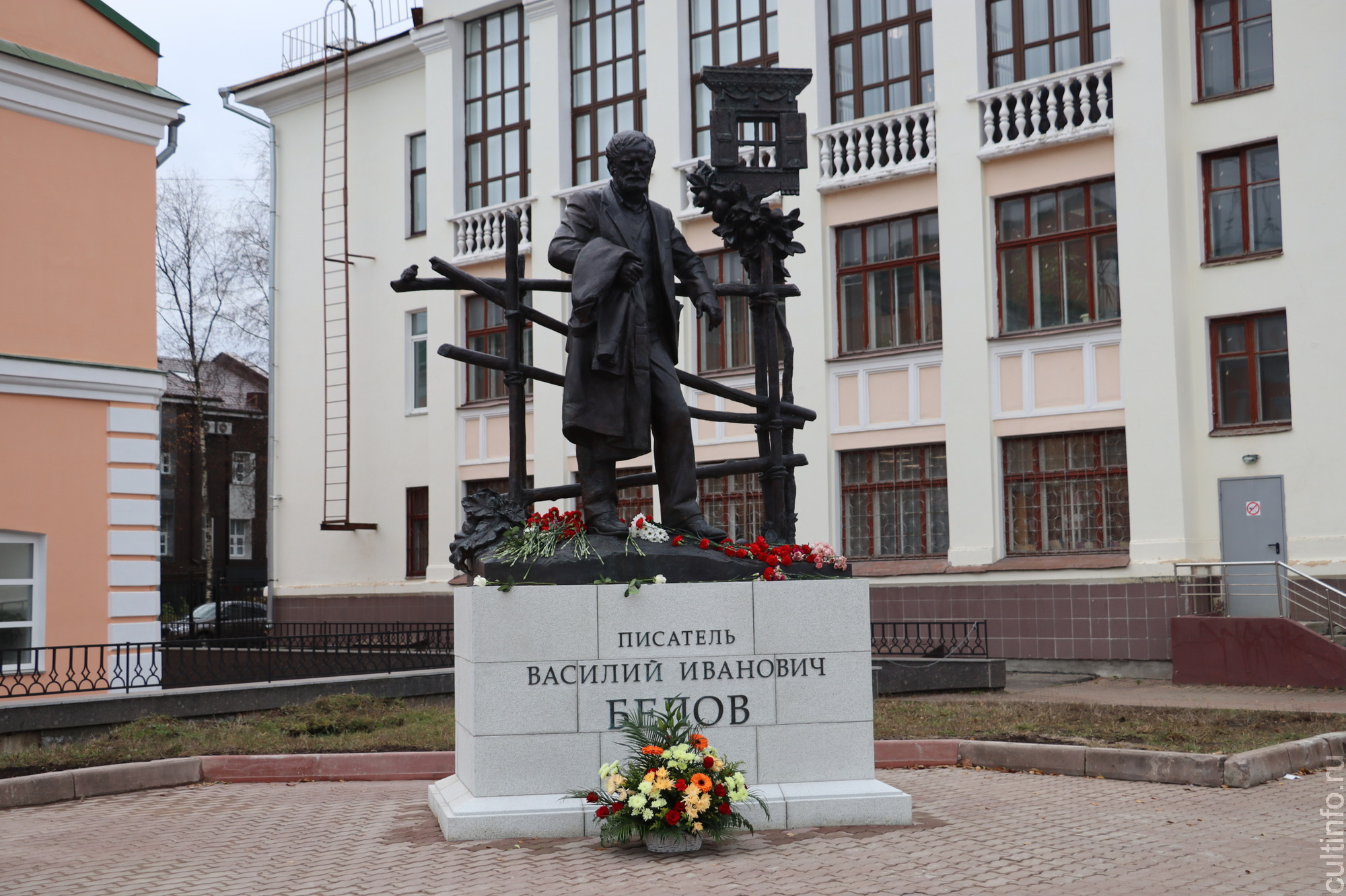 Памятник писателю Василию Белову и скамья «Перо»